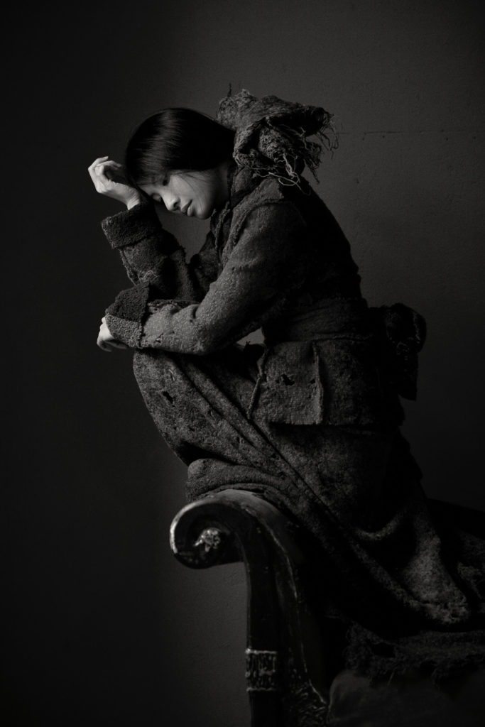 Kobieta ptak, autorem zdjęcia jest Tomek Jankowski, modelka Le Thuy Duong, kolekcja Zin Etnic.